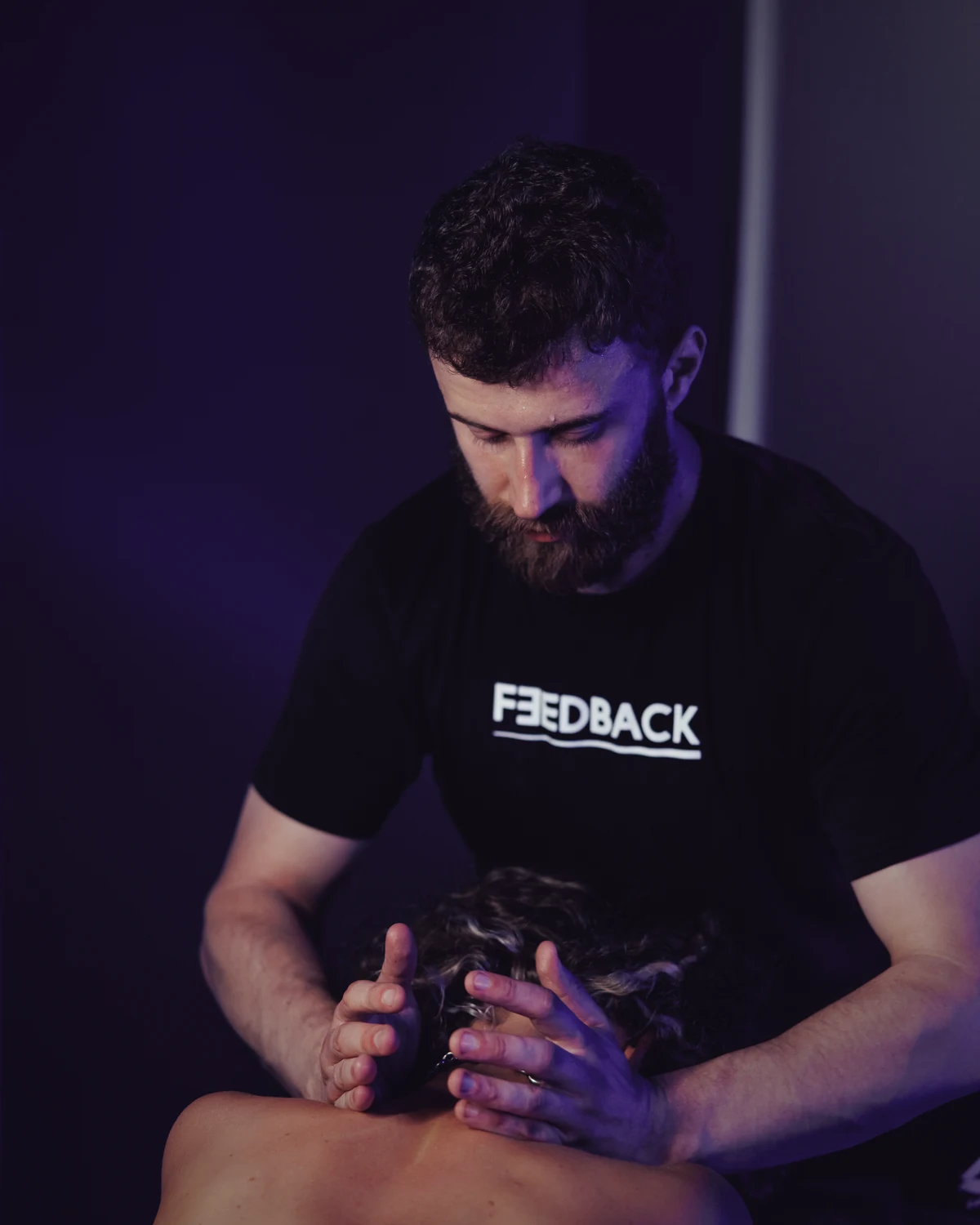 Мастер Feedback делает массаж головы руками