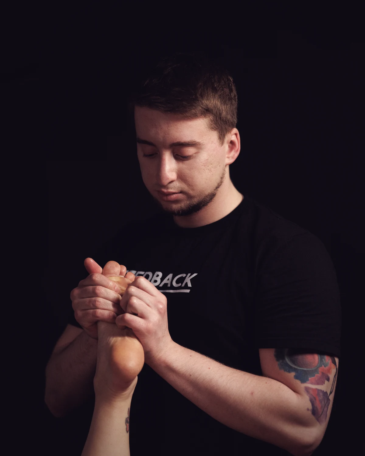 Мастер Feedback делает массаж стопы